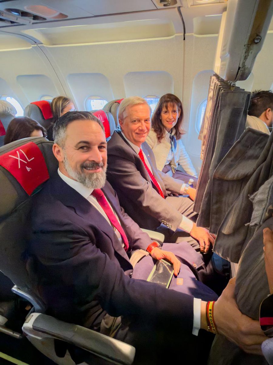 Luego de escala en Madrid, rumbo a Bruselas junto a mi gran amigo <a href="/Santi_ABASCAL/">Santiago Abascal 🇪🇸</a> 🇪🇸🇨🇱