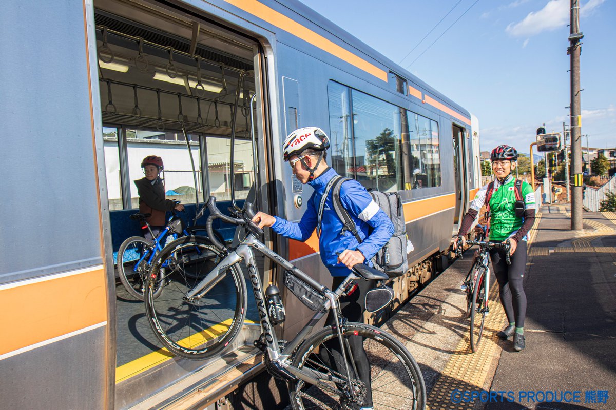 kankomie's tweet photo. 🌸ひと足早いお花見ライドへ！🚴‍♀️💨
「クマノザクラ」を探すサイクルトレインの旅🚃

紀伊半島南部に自生する桜で、2018年に約100年ぶりの野生種として認定された「クマノザクラ」🌸
ソメイヨシノよりも早く、２月下旬から山々を淡いピンクに染め始めます⛰

クマノザクラは観賞用に植樹された場所がまだ少なく、その多くは山間部に自生しています✨
自転車で走りながら、道沿いや山肌に咲く桜を探すのがこの時期ならではの楽しみです🚴‍♂️🌸

この旅に最適なのが「サイクルトレイン」🚃
土日祝のJR紀勢本線なら、自転車をそのまま車内に持ち込めます。
📍区間：紀伊長島～新宮駅間の各駅
📅期間：３月末までの土日祝限定

👇ルートガイドやサイクルトレインについて詳細をチェック！
https://t.co/SuFSuDP5nU

熊野市駅には電動アシスト自転車のレンタルも完備。
サイクルトレインを活用して、快適にクマノザクラ巡りをお楽しみください。

#PR #東紀州 #クマノザクラ #サイクリング