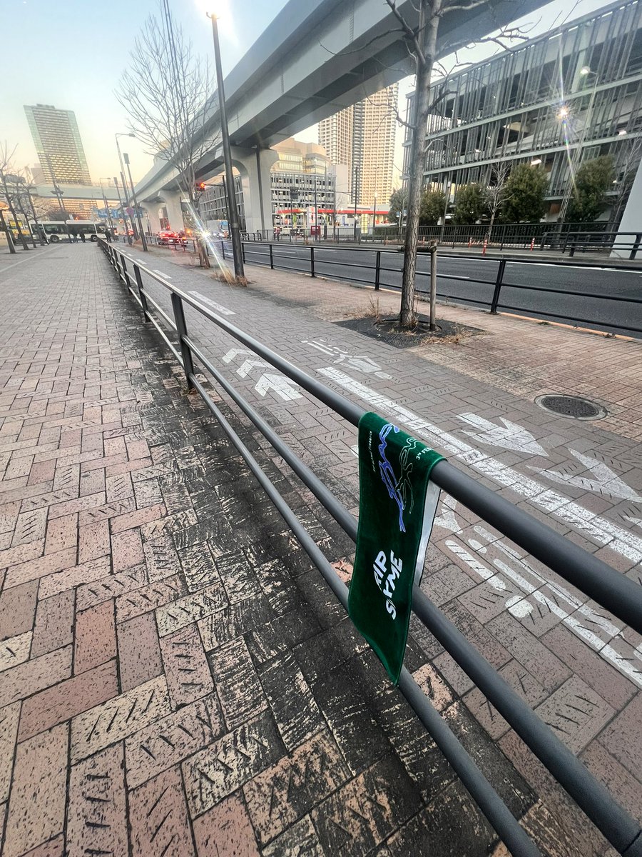 誰か豊洲市場から豊洲pitまでの間にタオル落としておらぬかね？！？！
とりあえずどうすりゃいいかわからんから手すりにかけといたぞ！！！投稿が正しいかもわからんが！！主に届け！！