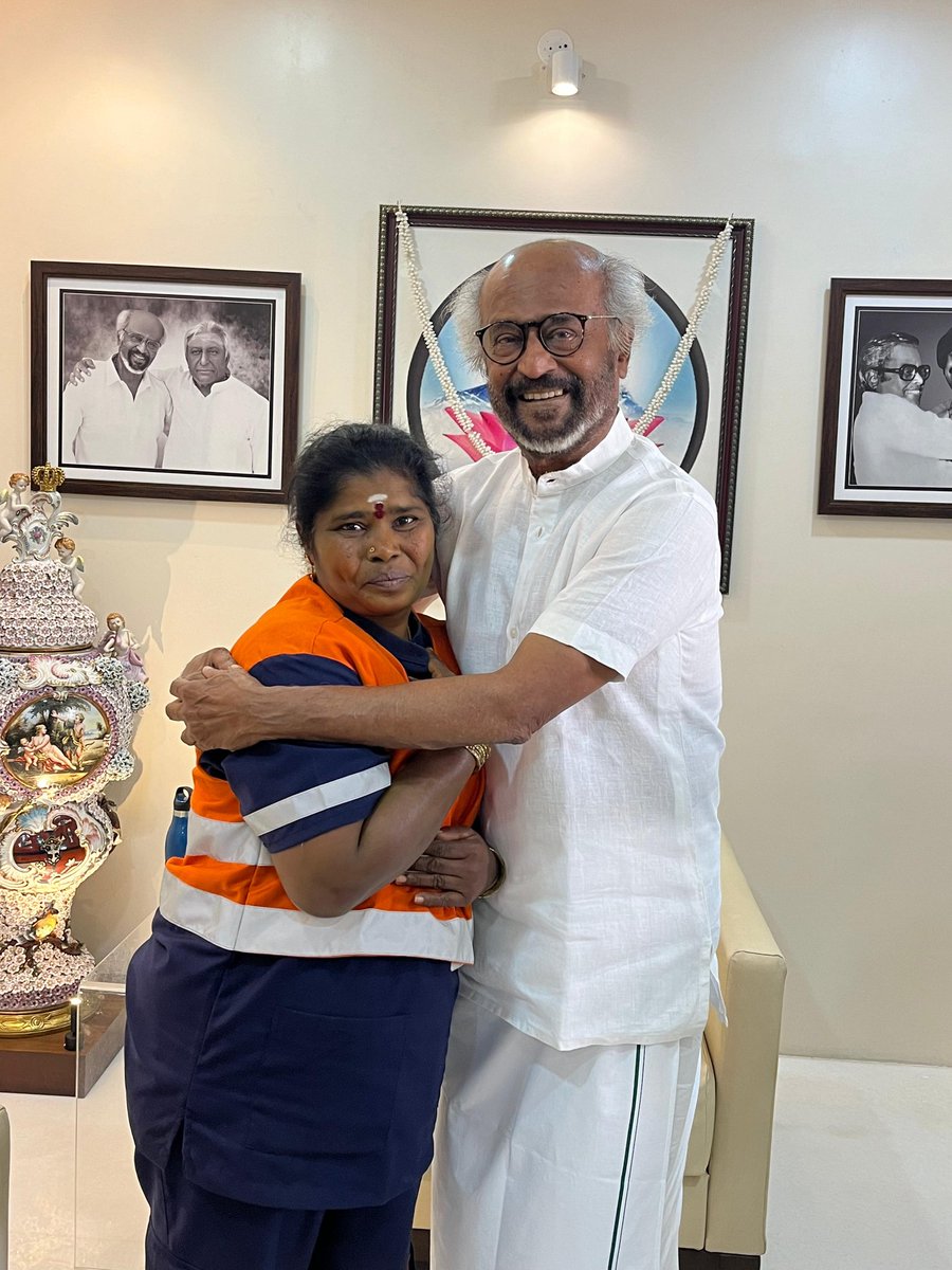 iammoviebuff007's tweet photo. Superstar #Rajinikanth personally called Padmaa and presented her with a gold chain.. ⭐ She is a frontline worker who recovered 45 sovereigns of gold jewellery lying on the road and handed it over to its owner.. 👏 https://t.co/Hc26G73sj0