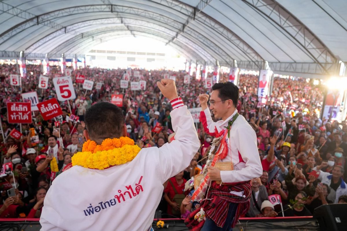 "อ.เชน" ฉลาดมาก มาหาเสียงให้ "ตี๋เล็ก" อุบลเขต 7 พูดแต่นโยบายพรรค ไม่พูดถึงผู้สมัครเดิมที่ย้ายพรรค แต่พูดเน้นเรื่องความ "กตัญญู รู้บุญคุณ" บอกพรรคเป็น "หนี้บุญคุณ" คนอุบลราชธานี