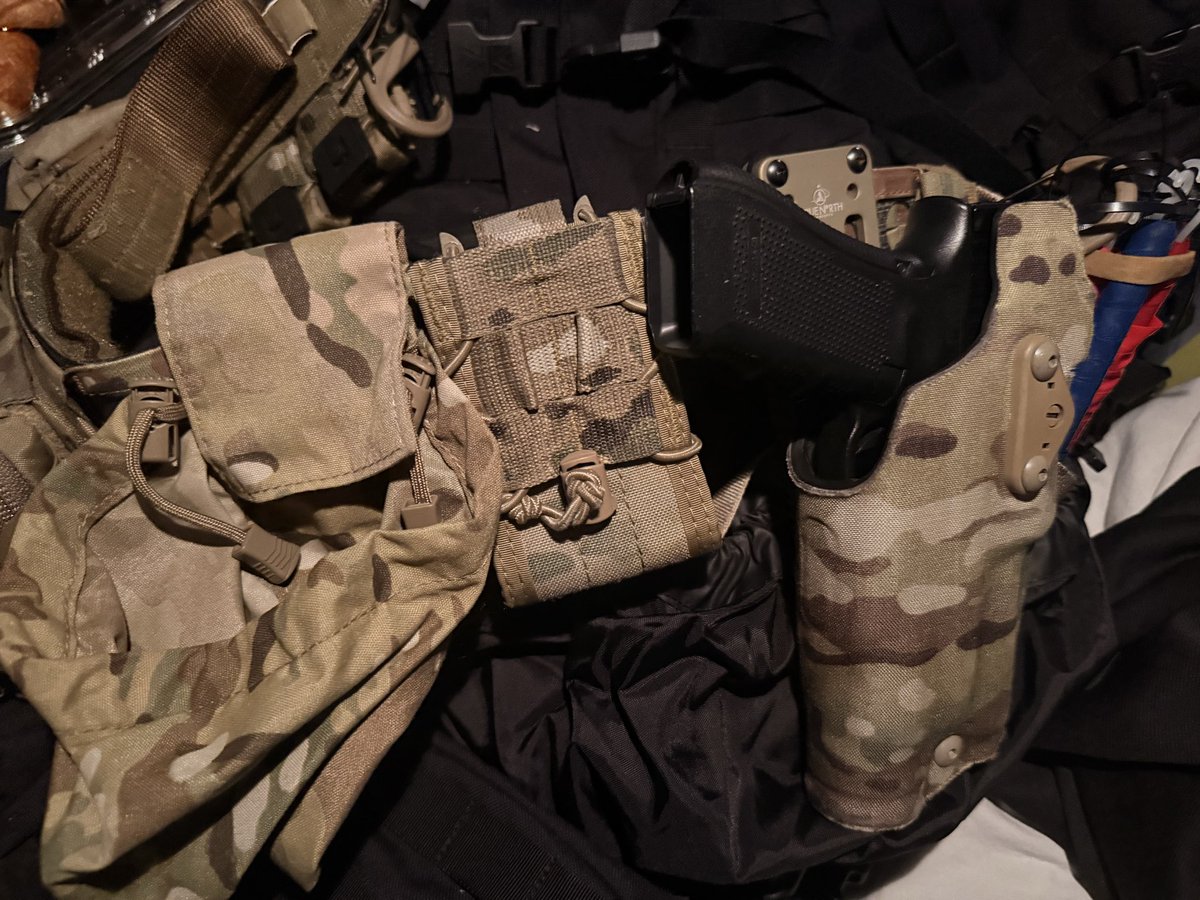 v28_k's tweet photo. セットで売ります。
写真の追加、値段交渉等はDMで受け付けます
全て実物になります。
11諭吉でお譲りします。
#ミリタリー物販 https://t.co/HNWQeIAbvV