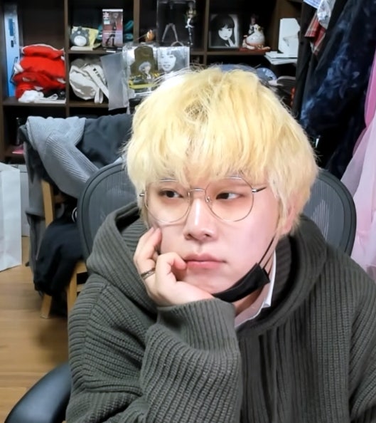안녕하세요. 오늘 제 컨셉인데요.
자기가 잘생긴 걸 모르는 범생이 너드 컨셉입니다.
주로 도서관에 있지만 안경이 벗겨지면 이중인격이 나타나는 컨셉입니다. 
감사합니다.