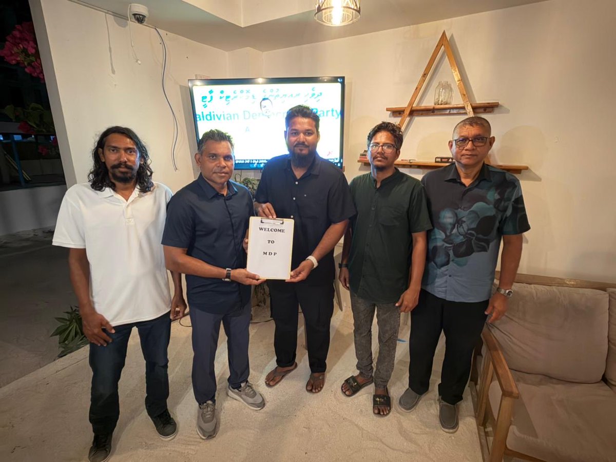 VPFaisalInfo's tweet photo. އދ.ދިގުރަށުން އަލަށް އެމްޑީޕީއާ ގުޅުނު މެމްބަރުންގެ ފޯމުތައް ކުރީގެ ނައިބު ރައީސް ފައިޞަލް ނަސީމްއާ ހަވާލު ކުރުން. https://t.co/IouhAZ9pOF