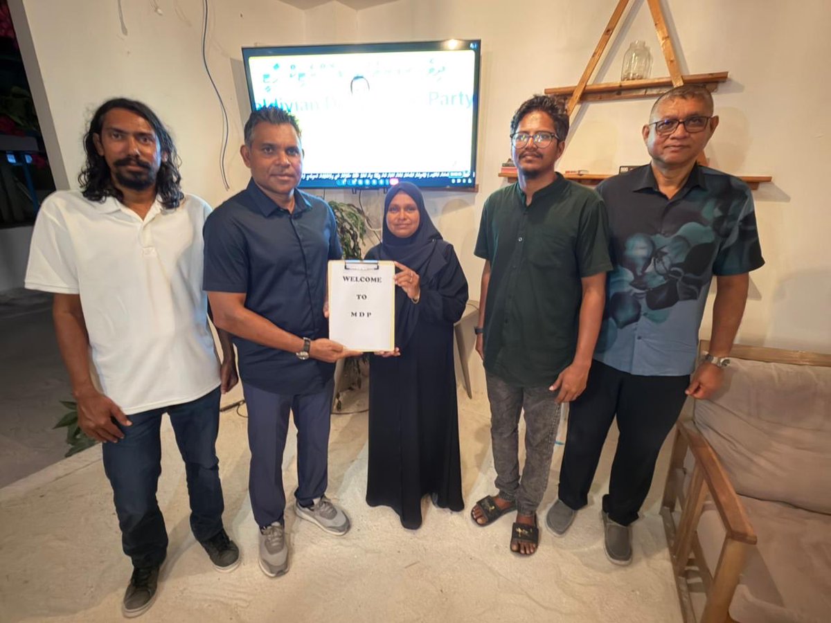 އދ.ދިގުރަށުން އަލަށް އެމްޑީޕީއާ ގުޅުނު މެމްބަރުންގެ ފޯމުތައް ކުރީގެ ނައިބު ރައީސް ފައިޞަލް ނަސީމްއާ ހަވާލު ކުރުން.