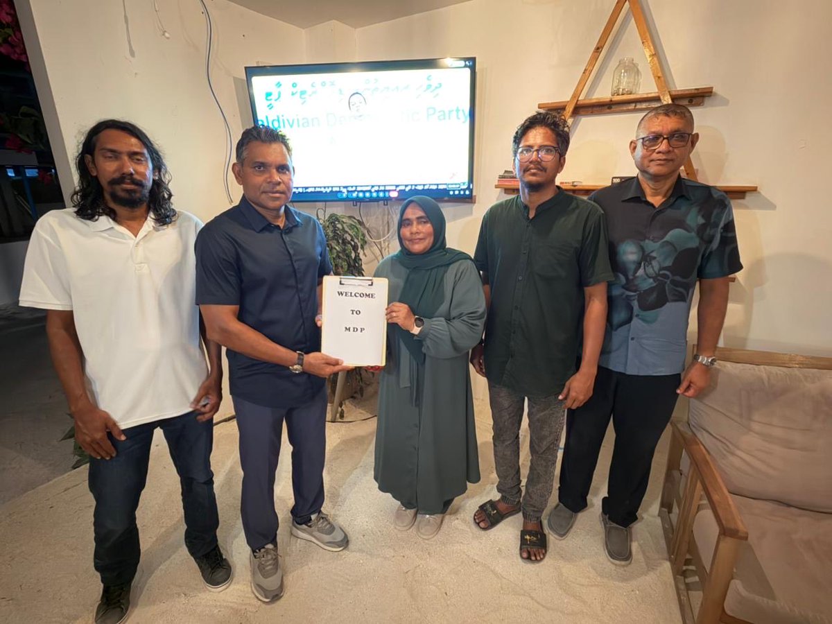 VPFaisalInfo's tweet photo. އދ.ދިގުރަށުން އަލަށް އެމްޑީޕީއާ ގުޅުނު މެމްބަރުންގެ ފޯމުތައް ކުރީގެ ނައިބު ރައީސް ފައިޞަލް ނަސީމްއާ ހަވާލު ކުރުން. https://t.co/IouhAZ9pOF