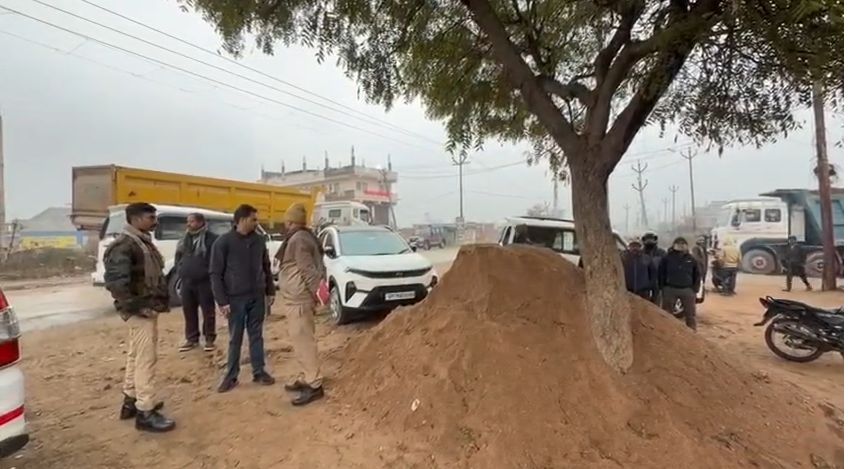 bstvlive's tweet photo. औरैया : मौरंग के अवैध परिवाहन पर कार्रवाई
➡ प्रशासन ने 17 ओवरलोड वाहन जब्त किए
➡ ड्राइवर गाड़ियां छोड़कर मौके से फरार
➡ पैगम्बर रोड, जालौन रोड पर कार्रवाई
#Auraiya #IllegalTransportation #OverloadVehicles @shamlipolice https://t.co/15D4RJrWBc