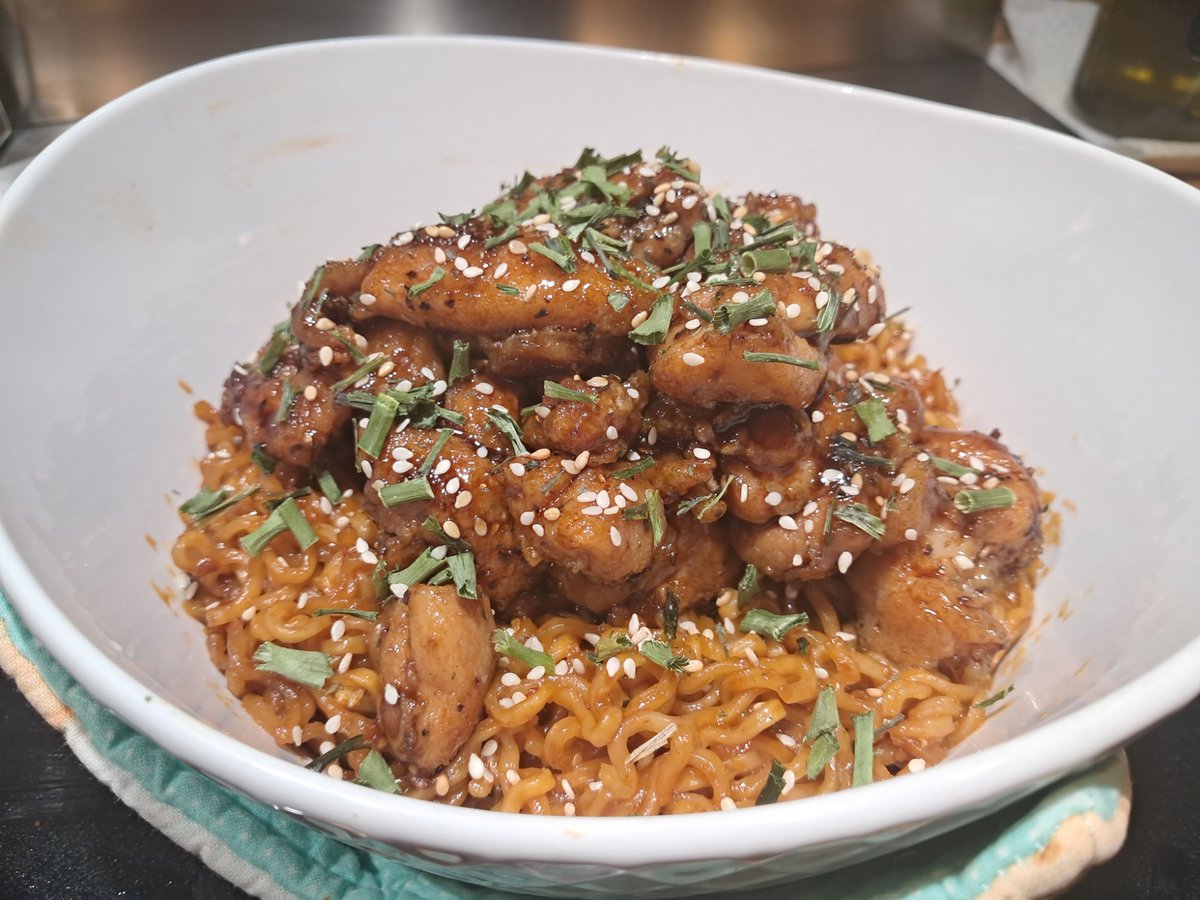 BigMiv's stir fry ramen topped w/ japanese garlic chicken 😩