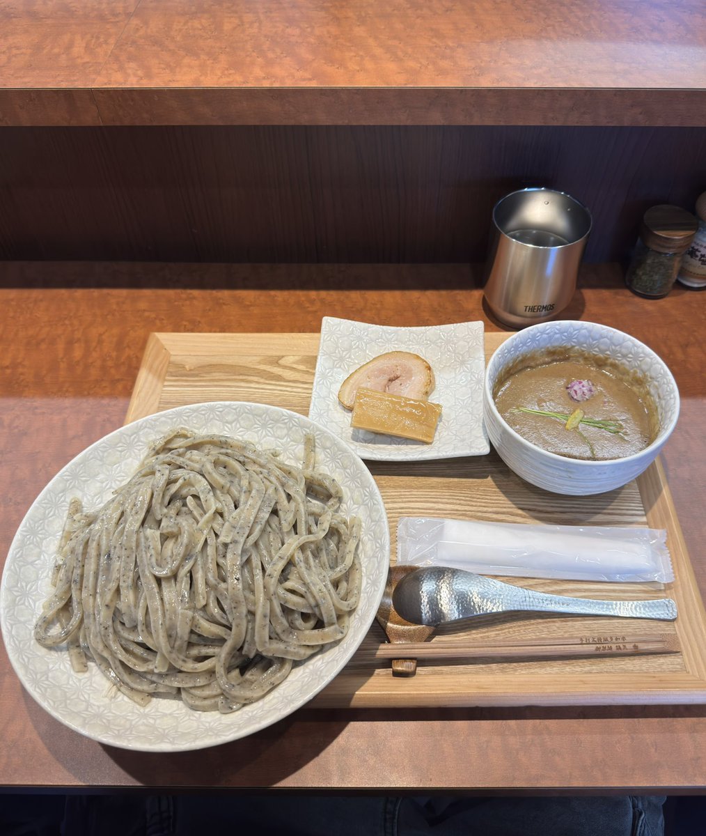 手打式特級多加水御影麺鏑矢様
御影つけ麺 中＋麺増し

念願の鏑矢様！
極太黒胡麻麺が美味すぎる
藻塩と青のりで食べるのが最高すぎて何回やったことか,,,
濃厚つけ汁は過去一の粘度で、動物系の旨みと魚節の風味が感じられて麺とのバランスが最強
とてつもないおいしさだった✨️
ご馳走様でした🙏