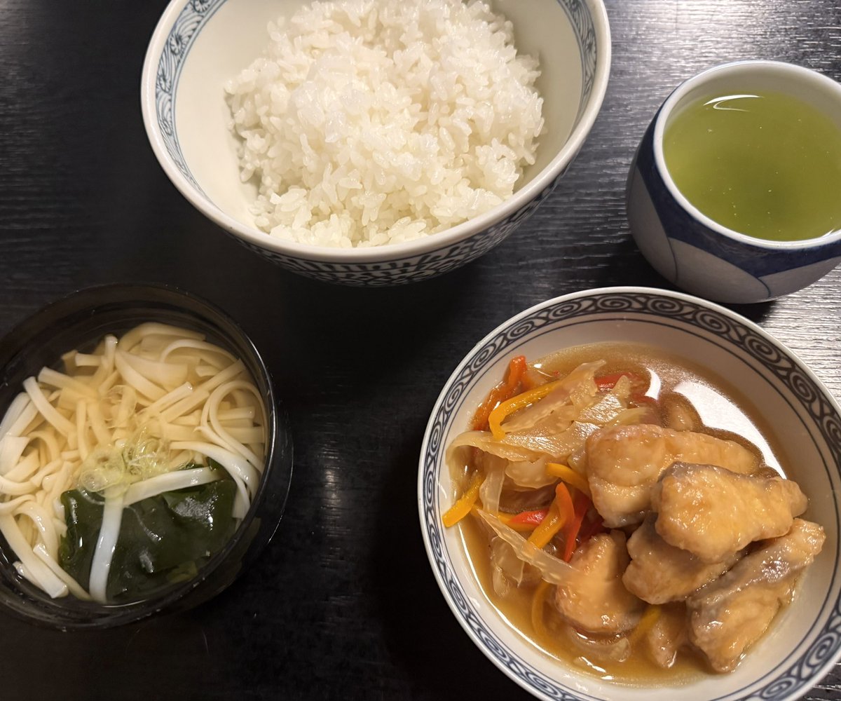 今日の賄いは
鯛の南蛮漬けです
野菜はパプリカとセロリ
汁代わりのうどんは
佐藤養助さんで貰った
稲庭うどんの切れ端