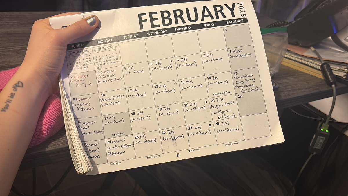 cryingrodent's tweet photo. 1 year ago I was working 3 jobs and barely staying afloat 😭 now I work 1 job that provides benefits, vacation time and everything. Life gets freakin better !! Side story: 2 days ago I fell up the stairs at movie theatre and threw two bags of popcorn everywhere ❤️ https://t.co/nRNMOOVekZ