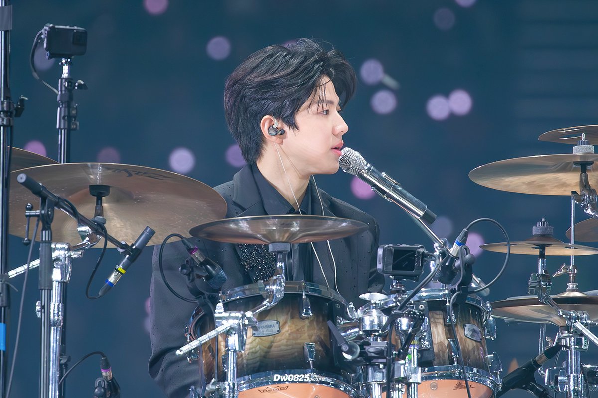 2025.12.21
#DAY6 Special Concert 
‘The Present’
#데이식스 
#도운 #DOWOON