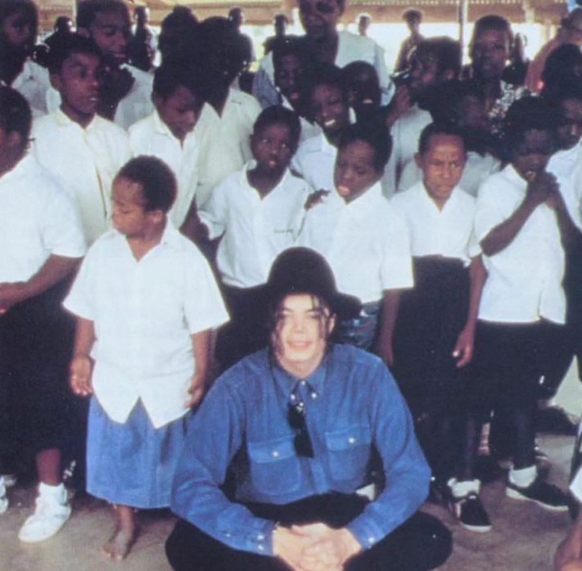BlackSingapore2's tweet photo. MJ, Sinza 1992

Halafu Kuna kenge wanasema aliishia uwanja wa ndege akidai Tanzania inanuka😂 https://t.co/Nz1RUgCANl