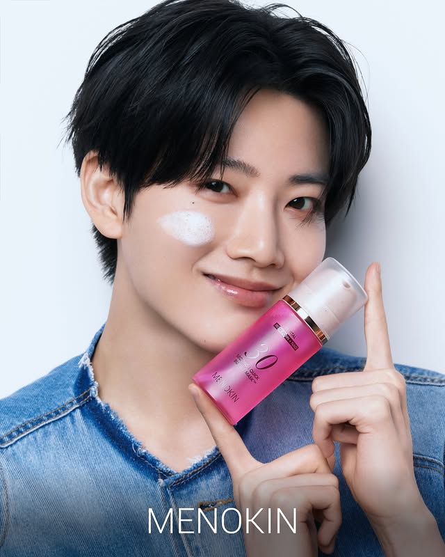 눈썹도 이쁘고 눈도 이쁘고 코도 이쁘고 입도 이쁘고 턱도 이쁘고 손가락도 이쁨