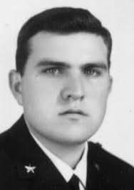 Fabio65C's tweet image. L’ultimo poliziotto ucciso in una manifestazione in Italia si chiamava Antonio Marino. IL GIOVEDÌ NERO

Aveva 22 anni. Era il 12 aprile 1973.
Morì a Milano, durante un corteo non autorizzato. A ucciderlo fu una bomba a mano lanciata da due militanti neofascisti, Vittorio Loi e…