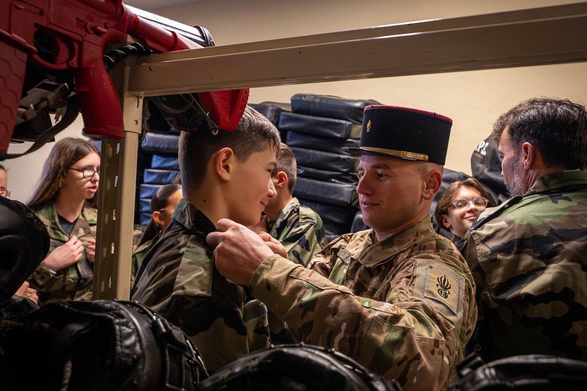 Cdc_13eDBLE's tweet image. [#Armeesjeunesse]

🟢🔴 La #13DBLE a eu le plaisir d’accueillir les élèves de la classe Défense et Sécurité globale du lycée Jeanne d’Arc de Millau, dans le cadre du partenariat avec la compagnie de commandement et de logistique.

Au programme : découverte du quotidien du