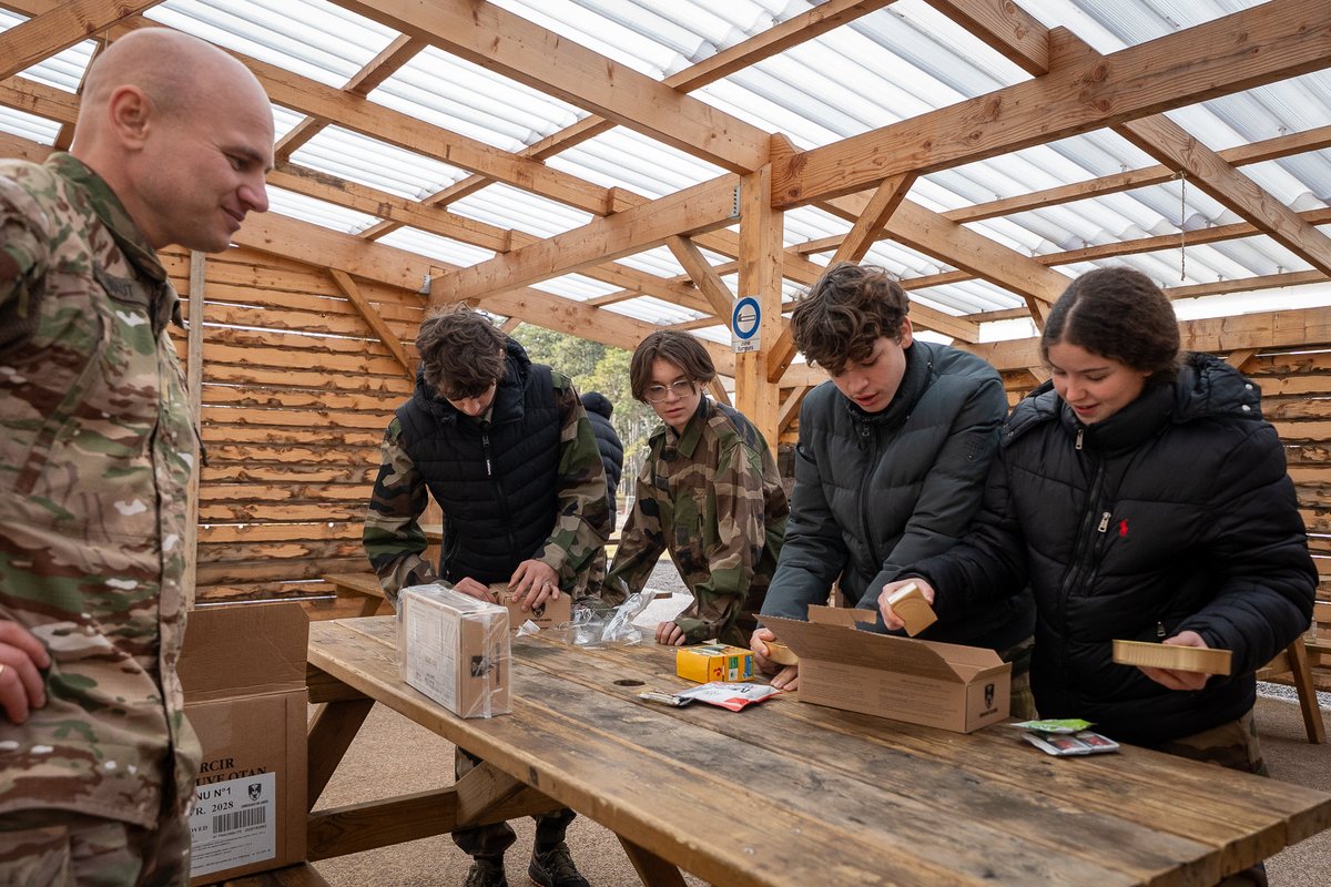 Cdc_13eDBLE's tweet image. [#Armeesjeunesse]

🟢🔴 La #13DBLE a eu le plaisir d’accueillir les élèves de la classe Défense et Sécurité globale du lycée Jeanne d’Arc de Millau, dans le cadre du partenariat avec la compagnie de commandement et de logistique.

Au programme : découverte du quotidien du