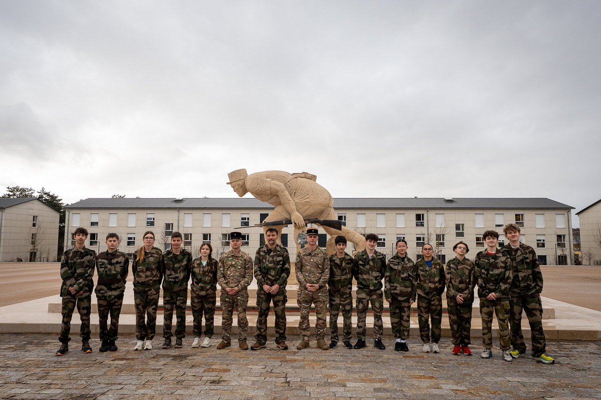 Cdc_13eDBLE's tweet image. [#Armeesjeunesse]

🟢🔴 La #13DBLE a eu le plaisir d’accueillir les élèves de la classe Défense et Sécurité globale du lycée Jeanne d’Arc de Millau, dans le cadre du partenariat avec la compagnie de commandement et de logistique.

Au programme : découverte du quotidien du