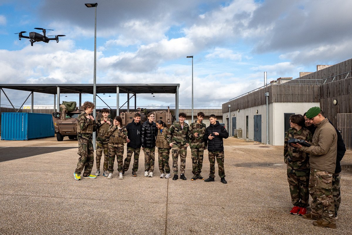Cdc_13eDBLE's tweet image. [#Armeesjeunesse]

🟢🔴 La #13DBLE a eu le plaisir d’accueillir les élèves de la classe Défense et Sécurité globale du lycée Jeanne d’Arc de Millau, dans le cadre du partenariat avec la compagnie de commandement et de logistique.

Au programme : découverte du quotidien du