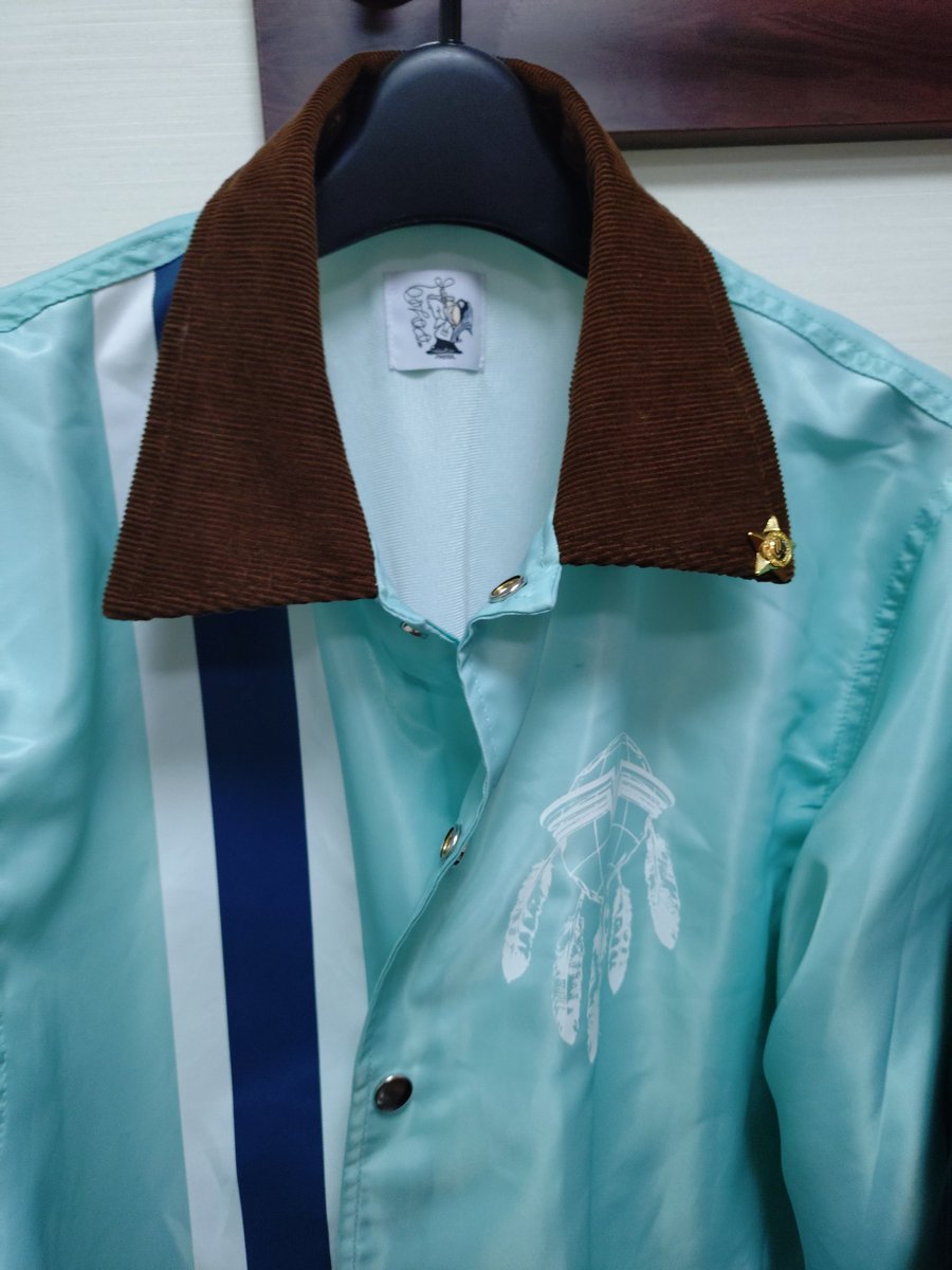 TAKUYA∞の創り方のコーチジャケットにNSWの継続特典のピンバッジ