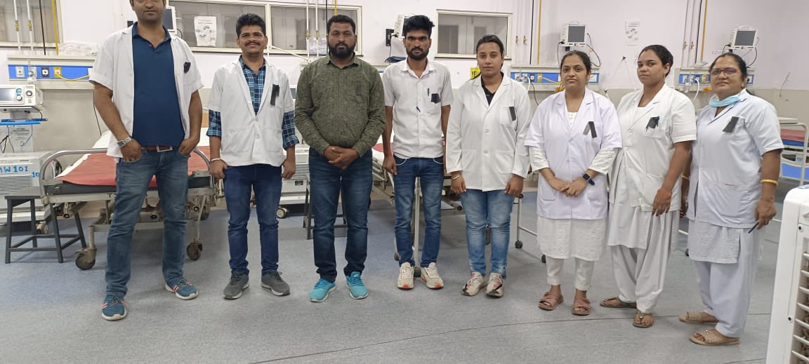 KRMEENA47342641's tweet photo. नर्सेज नोबल प्रोफेशन में ठेका प्रथा पूरी तरह प्रतिबंध करवाने के लिए ऑल इंडिया गवर्नमेंट नर्सेज फेडरेशन द्वारा पूरे भारत में काली पट्टी बांधकर विरोध दर्ज करवाया जा रहा है।
इसी क्रम में राजस्थान के सभी चिकित्सा संस्थानों में काली पट्टी बांधकर नर्सेज ने अपनी सेवाएं दी।
@PMOIndia https://t.co/83oiCk7GlS