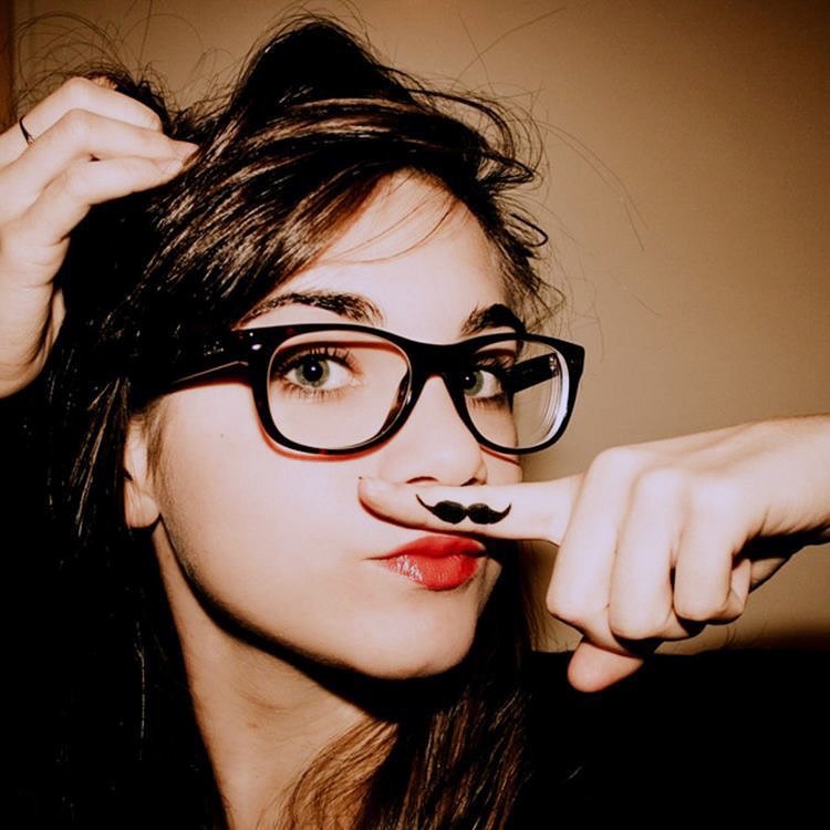 한때 밀레니얼들 사이에서 손가락 수염 포즈가 유행해서 그런거니 젠Z님들의 너그러운 이해 바랍니다