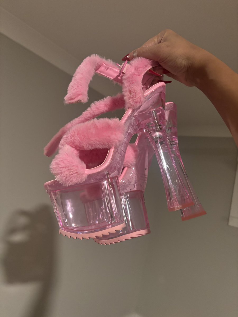 Shoe game on psychotic bitch