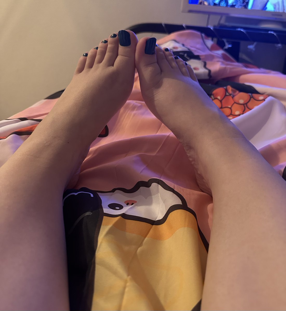fritenugget's tweet photo. Au fait 🫢

(Faites pas gaffe à la marque sur ma jambe droite elle va partir)

#feet #fetish #moneymiss #moneyslave #soumis #findom https://t.co/1Or5qvUmvw