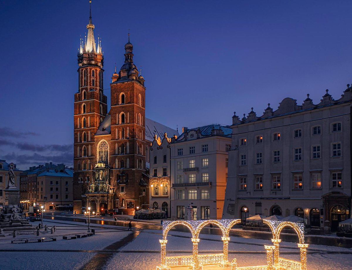 krakow_pl's tweet photo. #Krakow #rano #pogoda #ozdoby #swieta #zima #SwiateczneDekoracje
Dzień dobry
Dziś nadal zimno, temperatura wyniesie nawet do -12°!
Wiecie, że od wczoraj z przestrzeni miasta znikają świąteczne ozdoby i dekoracje w odcieniach złota i srebra, z figurami aniołów, zwierząt, a także lajkoników?
📷 6 w Krakowie