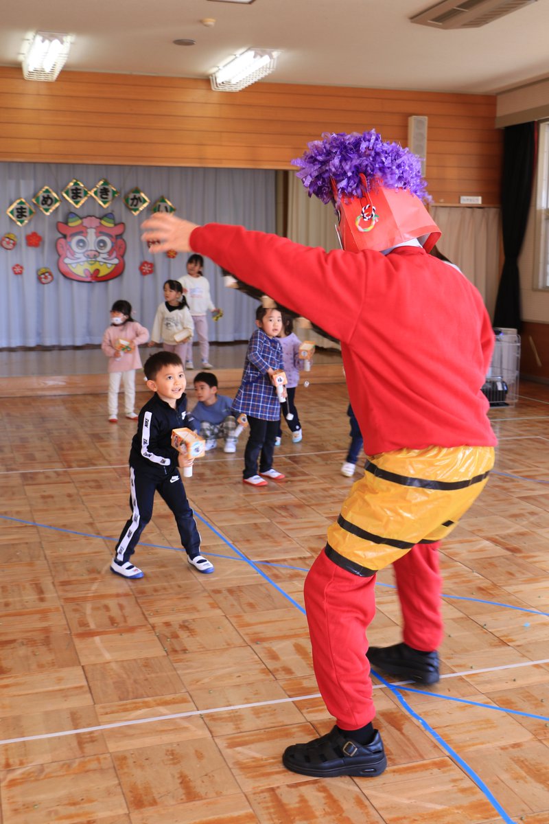 NihonmatsuCity's tweet photo. ◆今日は節分！「#おにーそと 」②◆
突然の赤鬼登場にびっくりしながらも、#ばっぴーちゃん といっしょに追い払いました。
これからもみんなが元気でいられますように☺
#二本松 #二本松市 #節分 #豆まき
取材：秘書政策課 ℡0243(55)5096 https://t.co/88zGL3QM0S