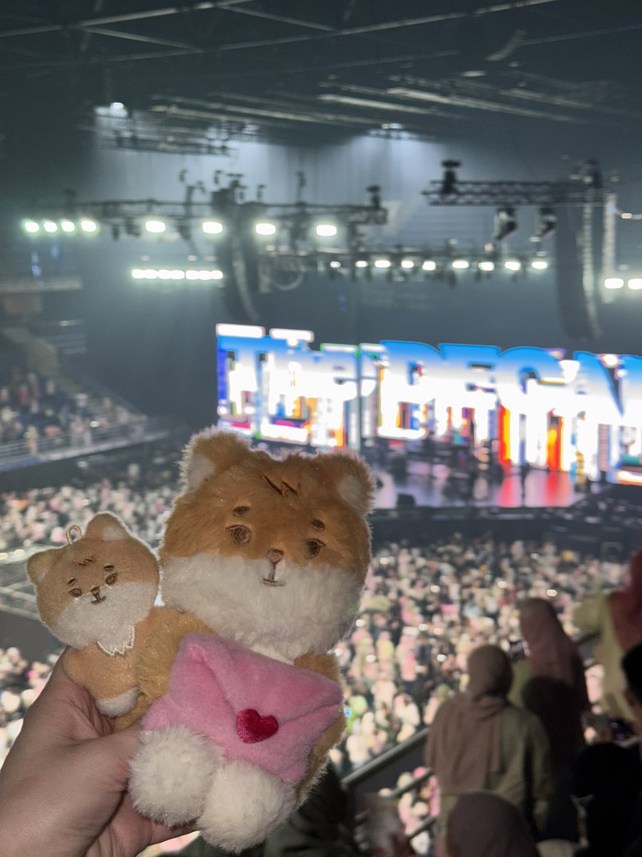 my babies first concert yayy. only brought 3 cause i scared hilang 🕺🕺