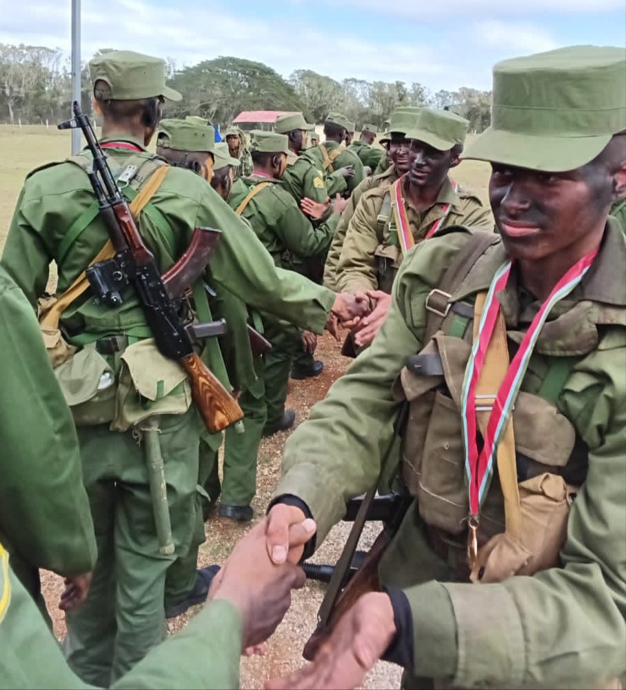 ‼️ En el marco del movimiento juvenil “Juventud del Centenario de Fidel”, la juventud del Ejército se prepara con firmeza y unidad, elevando la Disposición para la Defensa en interés de la Guerra de Todo el Pueblo.  
Se fortalece la preparación que garantiza que #CubaEstáFirme
