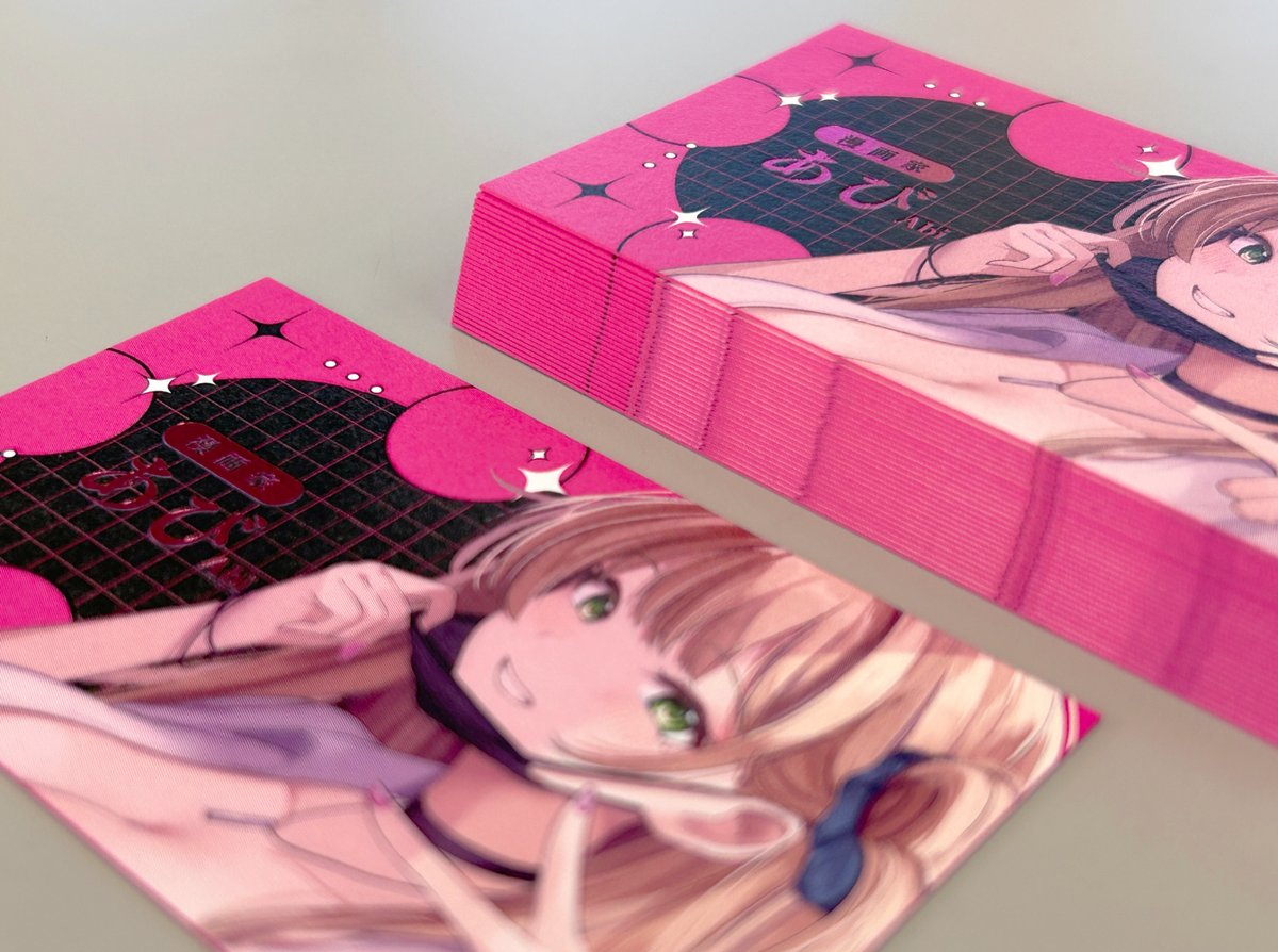 漫画家のあび様より、名刺制作をご依頼いただきました！
ピンクが基調のデザインの中、煌めく【チェリーピンク箔】がアクセントに✨
ピンクの小口染めも加わり、どこから見ても隙の無い豪華な名刺に仕上がっております👀
ご依頼ありがとうございました！
decocard.blog.fc2.com/blog-entry-481…
#デコカード制作実績