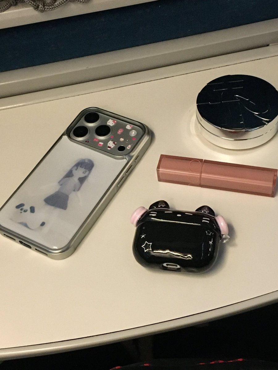 thisisme_won's tweet image. #RT 추첨 한 분 케이스 보내드려요 ♥ 

미세키 서울의 Little lei collection이 발매되었어요 -! 여행이슈로 늦게 착용했는데 여행 때 착용못해서 아쉬울만큼 귀엽고 예쁨 🥹

타래로 함께 출시된 맥세이프 카드지갑도 소개드릴게요 !!