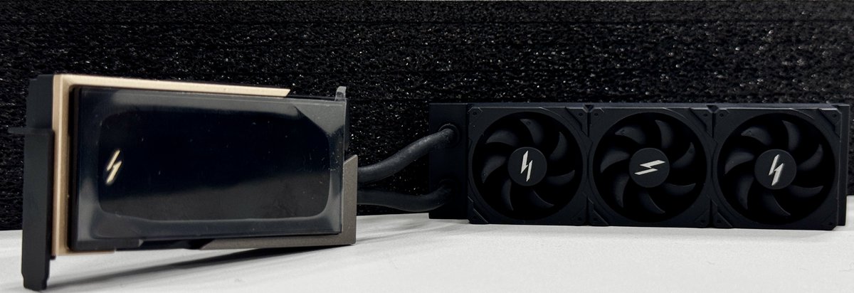 msicomputerjp's tweet image. 🎉 GeForce RTX 5090 32G LIGHTNING Z 来たーー！！ ⚡️
……あれ？🤔

 なんかちょっと小さくない？😂

#MSI #GeForce #RTX5090 #LIGHTNINGZ