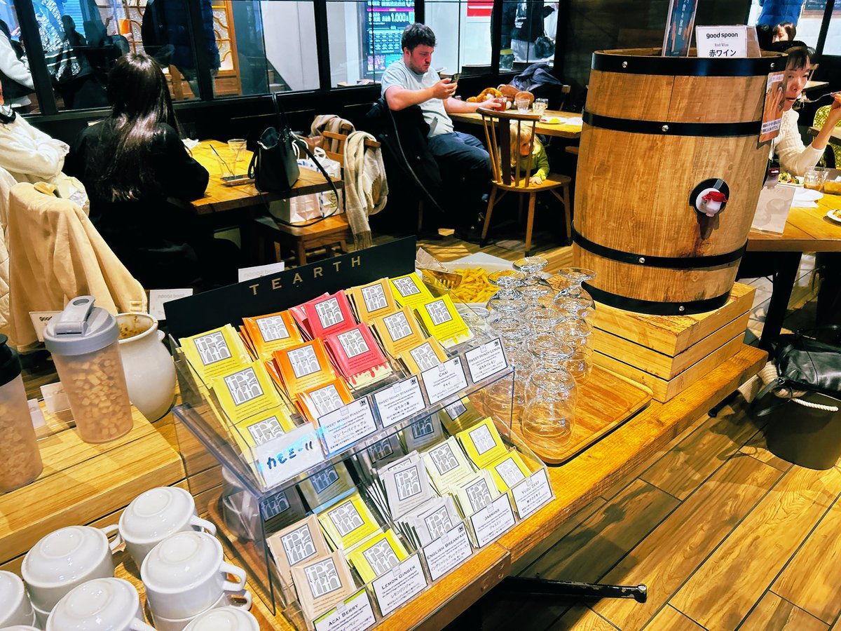 kenkichi107's tweet photo. #goodspoon なんばCITY南館店
#Zeppなんば のときに、気になったお店へ🍴ランチは、メインを頼むとサラダバーと焼きたてピザ、ワインを含むドリンクが食べ飲み放題という!太っ腹🤤🍷
この日の日替わりピザは、鯛のピザ🍕
マショマロとチョコのデザートピザ🍰
マルゲリータや蜂蜜たっぷりチーズピザ https://t.co/CzEKdpm92s