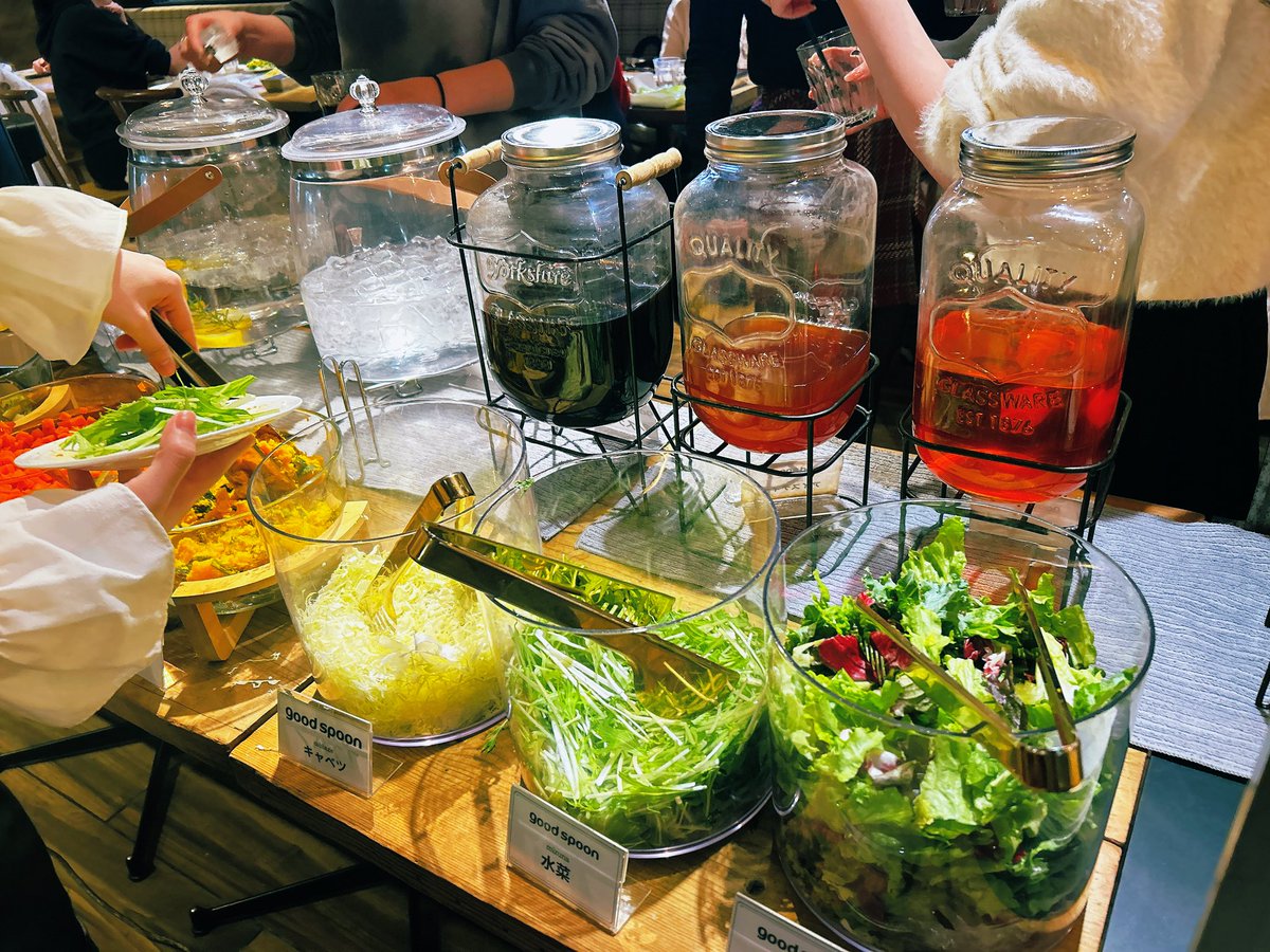 kenkichi107's tweet photo. #goodspoon なんばCITY南館店
#Zeppなんば のときに、気になったお店へ🍴ランチは、メインを頼むとサラダバーと焼きたてピザ、ワインを含むドリンクが食べ飲み放題という!太っ腹🤤🍷
この日の日替わりピザは、鯛のピザ🍕
マショマロとチョコのデザートピザ🍰
マルゲリータや蜂蜜たっぷりチーズピザ https://t.co/CzEKdpm92s