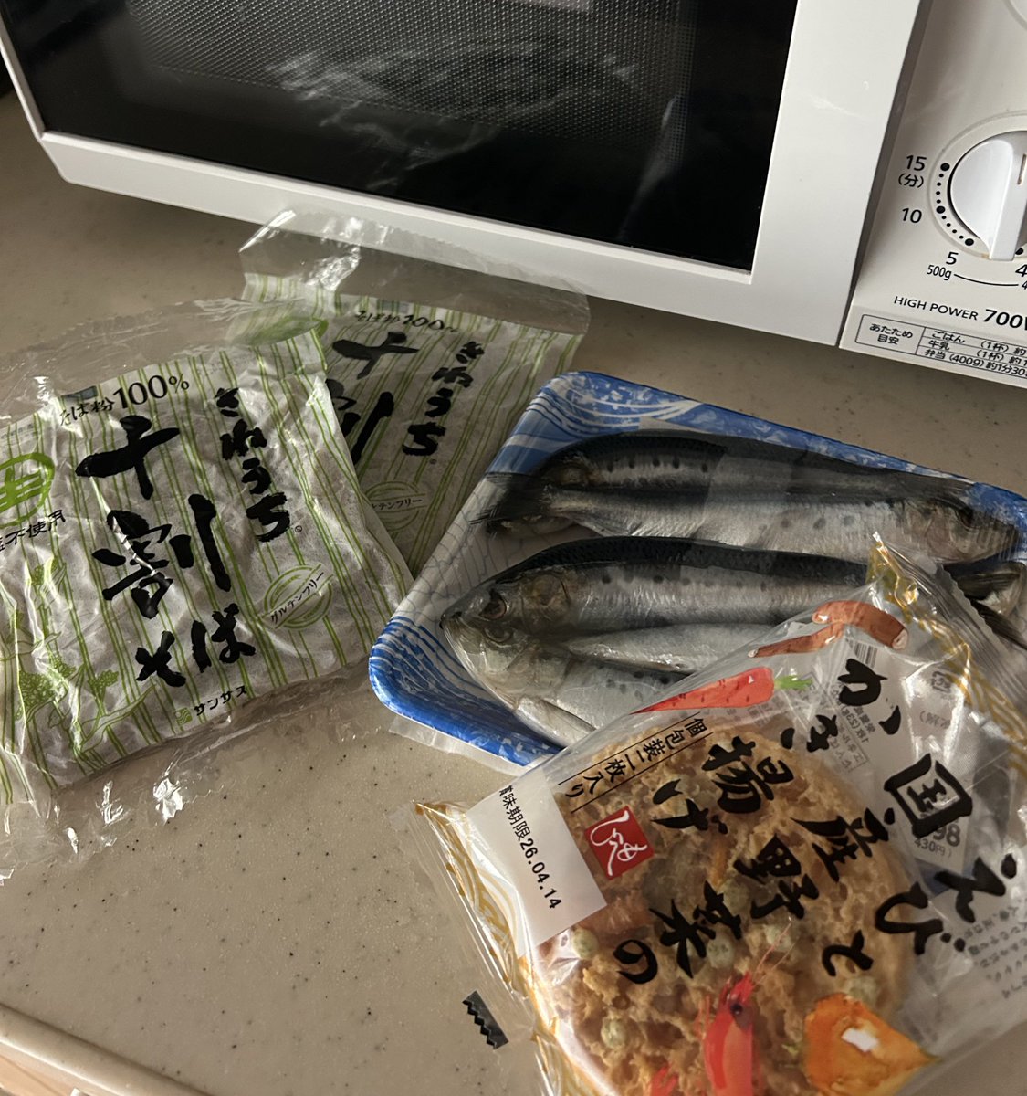 節分。
いわしとおそば。

昔は立春が新年の始まりやってんて。
立春の前の日に節分そば食べて、厄除けと健康を願ったんやて。
恵方巻きもいいけど、寒い時はあったかいのん食べたいよね。