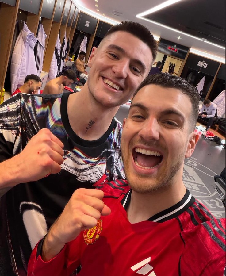 FFevermedia's tweet image. 📻Disponible el episodio #14x29 con @Futbolsloveno 🇸🇮

#Noticias #Fichajes #pases #DeadlineDay 
#PremierLeague  🏴󠁧󠁢󠁥󠁮󠁧󠁿 
#SerieA 🇮🇹
#bundesliga 🇩🇪
#ligue1 🇫🇷 
#Portugal  🇵🇹

🟠go.ivoox.com/rf/167749124
🟢open.spotify.com/show/295waaIeW… 

🌳linktr.ee/ffevermedia