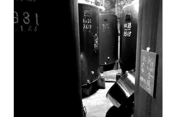 Foobal_official's tweet photo. 「秀月　時の職人　熟成大古酒　黒ラベル」をご紹介致します。

2008年醸造のお酒のみを瓶詰めした、濃醇で味わいが深い熟成酒です。透明感のある琥珀色で、口に含むと日本酒には珍しくとろみを感じます。お刺身や和え物などの繊細な和食よりも、味の濃い食材や食後のデザートによく合います。

We'll introduce "Shugetsu Toki no Shokunin Aged Old Sake Black Label." 

This is a rich, deep-flavored matured sake bottled exclusively from the 2008 brewing. It has a clear amber color and, unusually for sake, has a thick consistency when you sip it. It pairs better with strong-flavored ingredients and after-meal desserts than delicate Japanese dishes like sashimi or salads.

#foobal #foodxglobal #japanesefood #sake 

https://t.co/lhkch6gIjN