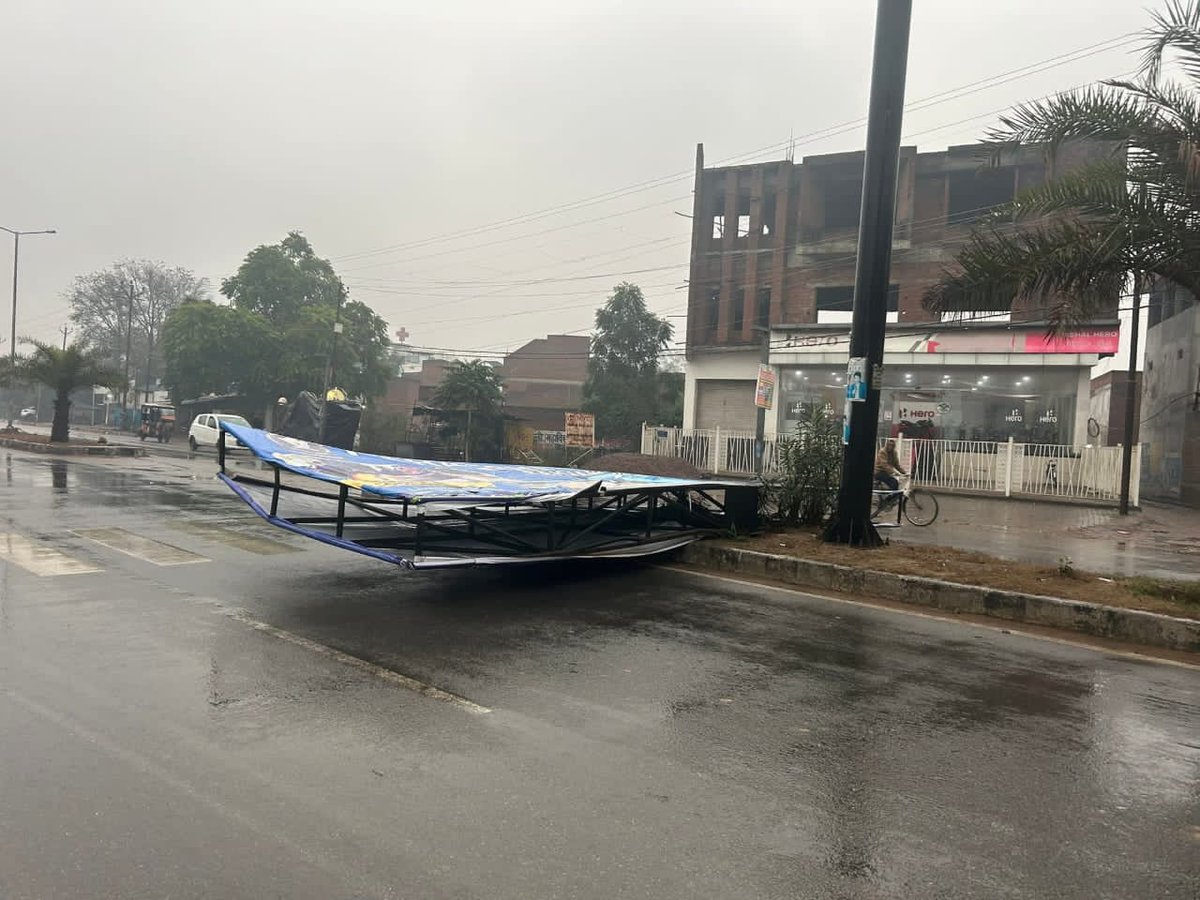 #उन्नाव शहर में अवैध यूनिपोल और होर्डिंग का सिंडिकेट खुलेआम सक्रिय है। शेखपुर में गिरा यूनिपोल इसी लापरवाही की बानगी है। नगर पालिका और उसके जिम्मेदारों की चुप्पी कई सवाल खड़े कर रही है।

<a href="/myogioffice/">Yogi Adityanath Office</a> <a href="/myogiadityanath/">Yogi Adityanath</a> <a href="/aksharmaBharat/">A K Sharma</a> <a href="/UPGovt/">Government of UP</a> <a href="/NagarVikas_UP/">Urban Development Department, Uttar Pradesh</a> <a href="/ChiefSecyUP/">S.P. Goyal, Chief Secretary, GoUP</a> <a href="/dmunnao/">DM/DEO UNNAO</a>