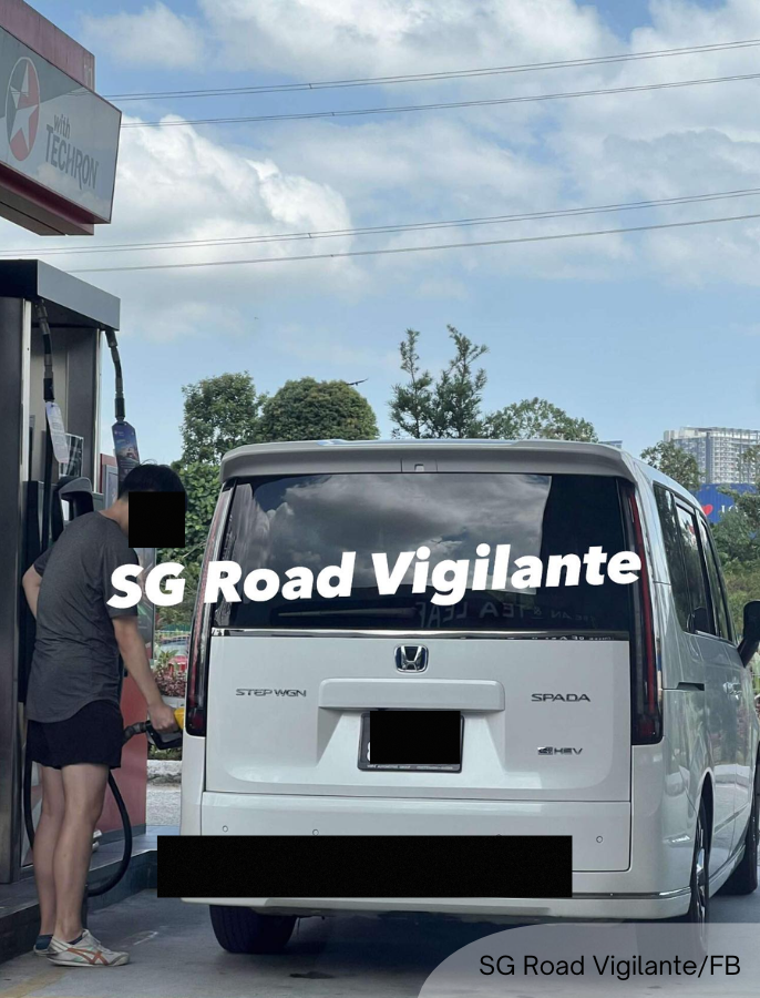 NewsBFM's tweet photo. A Singapore-registered vehicle was caught refuelling with subsidised RON95 petrol at a station in Eco Botanic, Johor on Jan 26.

The alleged car owner claimed the purchase was legal and vowed to keep using the fuel until enforcement against foreign vehicles begins in Apr.

🧵1 https://t.co/Qr89qQ6uXi