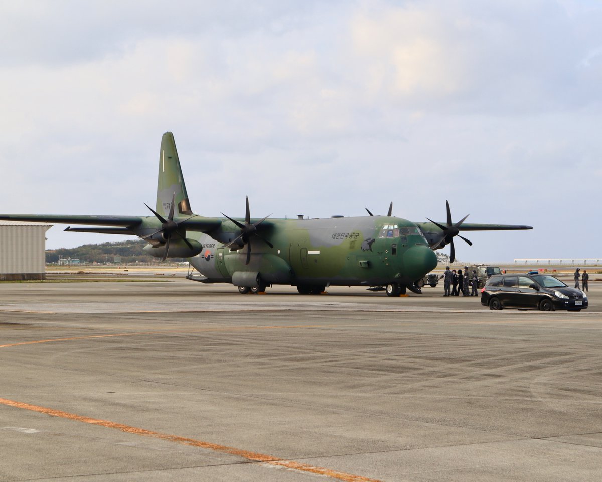 先日、那覇基地に韓国空軍アクロバットチーム
『ブラック・イーグルス』が初めて飛来し、
ブルーインパルスと交流しました✨

また、航空自衛隊那覇基地の隊員も
韓国空軍と交流を深めました🔥💪

＃那覇基地 ＃韓国 
＃ブラックイーグルス ＃ブルーインパルス