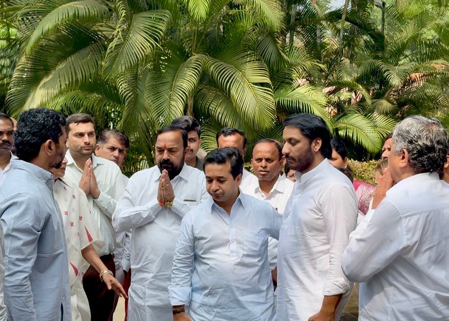 NiteshNRane's tweet photo. महाराष्ट्राचे दिवंगत उपमुख्यमंत्री अजितदादा पवार यांच्या अकाली निधनाने संपूर्ण राज्यावर शोककळा पसरली असून त्यांच्या जाण्याने महाराष्ट्राच्या राजकीय तसेच सामाजिक क्षेत्रात निर्माण झालेली पोकळी कधीही भरून न निघणारी आहे. 

आज बारामती येथे जाऊन स्व.अजितदादा पवार यांना भावपूर्ण श्रद्धांजली अर्पण केली. यावेळी पार्थ पवार यांची भेट घेऊन पवार कुटुंबीयांवर कोसळलेल्या दुःखात सहभागी होत सांत्वन केले. या दुःखातून सावरण्याचे बळ त्यांना मिळो ही ईश्वर चरणी प्रार्थना ! 

#भावपूर्ण_श्रद्धांजली🙏