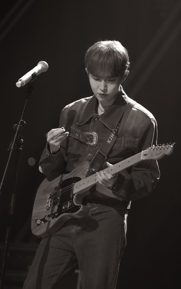 그니까 며칠전에 보컬 녹음 다 하고 오늘 기타녹음 하는 날인거지?? 아 큰거 진짜 오나봐 어떡해 너무 떨려💗💗