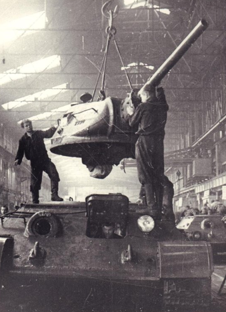 Установка башни советского танка Т-34 на корпус в цеху сборки на танковом заводе.

СССР
#WWII #WW2