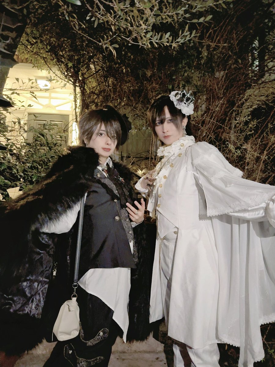 これは帰り際、主催のRINさんとのツーショ❣️
素敵な会をありがとうございます💖

マントってやっぱなんかくすぐられるよね🤣
なお私のマントがこないだ作った子に防風素材をさらに間に入れてバージョンアップしました☺️ドヤッ
めちゃくちゃ暖かいぜー❣️✨️

重みも中々だけど()

 #マリッジ皇子会