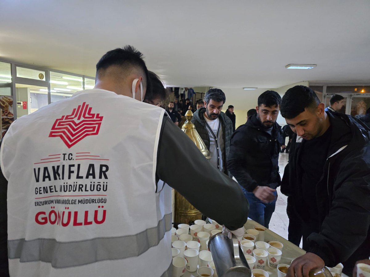 ErzurumVakiflar's tweet photo. Berat Kandili vesilesiyle, sorumluluk alanımızda bulunan camilerimizde yatsı namazı sonrası salep ikramında bulunarak cemaatimizle bu mübarek gecenin bereketini ve muhabbetini paylaştık.

Soğuk kış akşamında gönülleri ısıtan bu ikramın, birlik ve kardeşlik duygularını pekiştirmesini temenni ediyor; Berat Kandili’nin ülkemize ve tüm İslam âlemine hayırlar getirmesini diliyoruz.

📍 Ardahan – Karagöl Mahallesi Camii
📍 Erzincan – Terzibaba Camii
📍 Erzurum - Lalapaşa Camii

@muslu24 @VakiflarGM