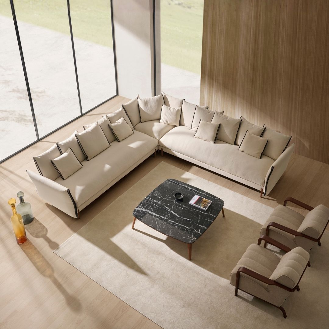 frajumar's tweet image. ✨ Every detail counts. The ERGA sofa combines contemporary design and absolute comfort to elevate any residential or contract project.   
Presented at @FeriaHabitat Valencia, now available for your spaces.   🔗 acortar.link/Aw9x8t   
#ERGASofa #InteriorDesign #BeltaFrajumar