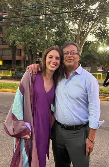 luisMartiRivas's tweet image. Ya que Irene Montero está muy juguetona con los papeles de Epstein , viene bien recordar esta foto que se hizo con un señor que embarazó a una niña de 16 años y que violó a otras menores de edad siendo un guerrillero terrorista del M-19.
Irene y la pedofilia, buenos compañeros.
